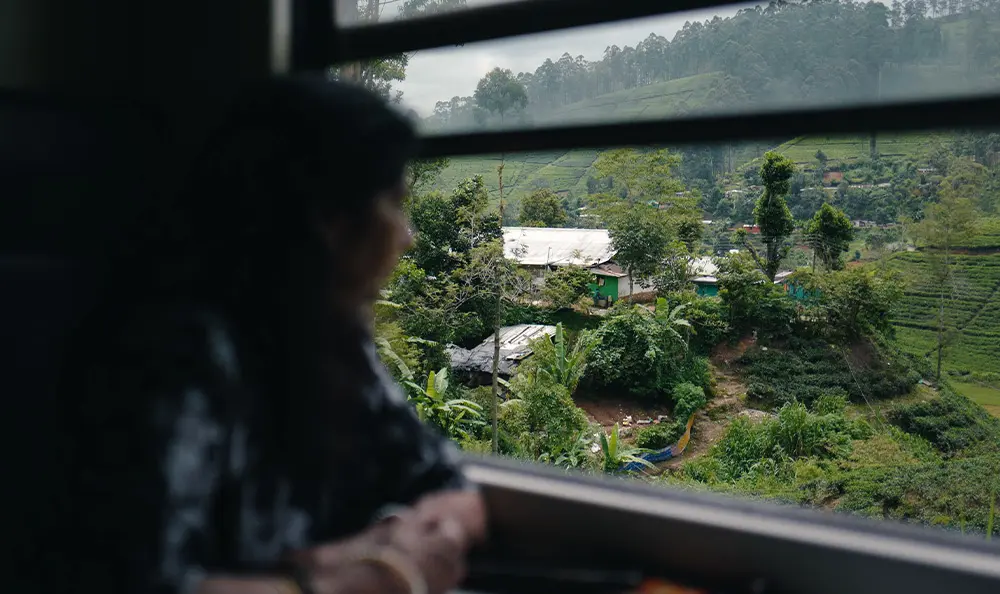 Village en Asie vu à travers la fenêtre d'un train